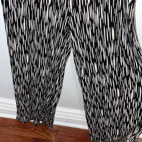 Chicos Travelers Sleeveless Jumpsuit Size 2 (12/14) Black & White Pattern - Picture 3 of 7
